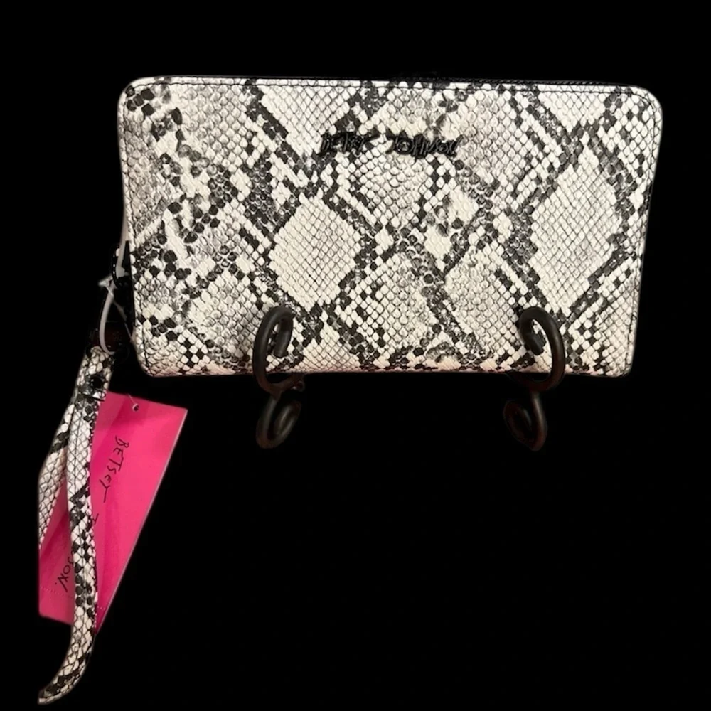 🖤🐍NWT-BETSEY JOHNSON WHITE AND BLACK SNAKE SKIN LARGE ZIP AROUND WALLET🖤🐍